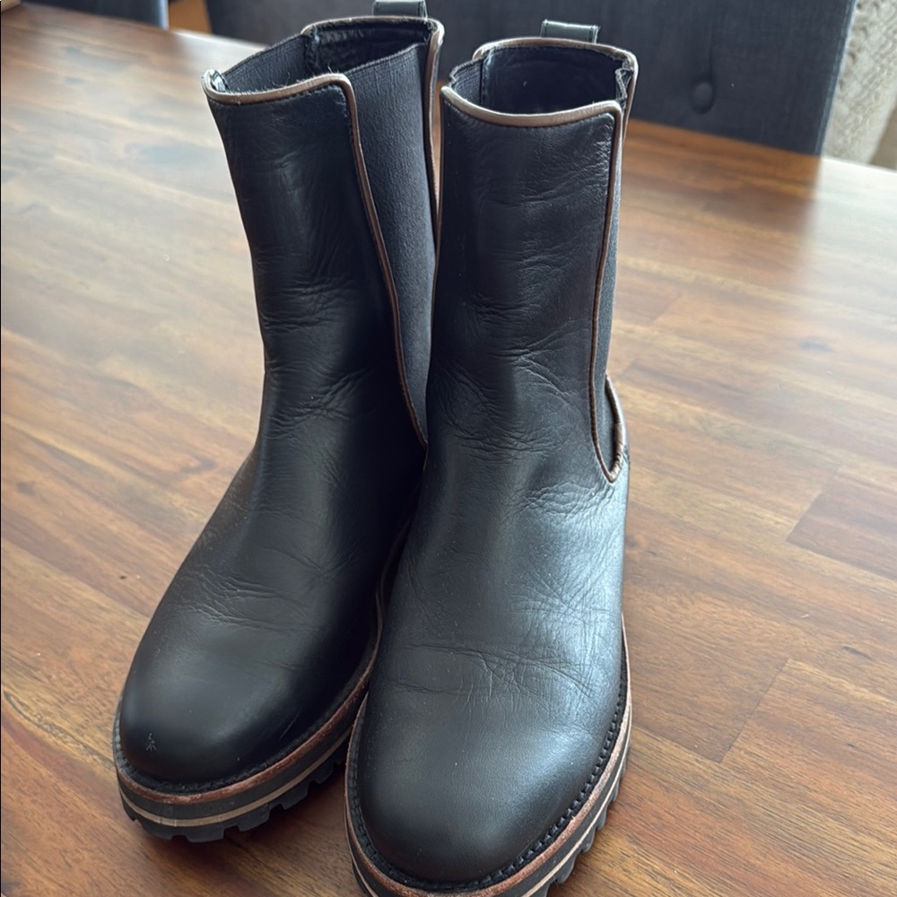 Poppy Barley Black Chelsea Boots with Stretchy Panels Size 9